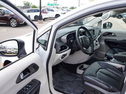 Used 2023 Chrysler Pacifica Touring-L FWD image 14