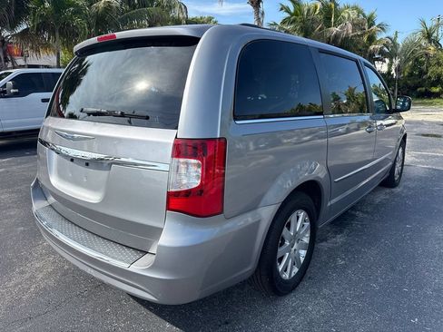 Used 2016 Chrysler Town & Country Touring FWD image 4