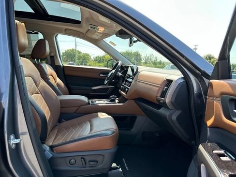 Certified 2024 Nissan Pathfinder Platinum w/ Black Appearance Package AWD/4WD image 31