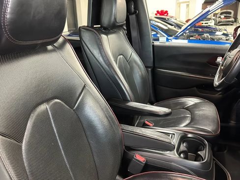 Used 2019 Chrysler Pacifica Limited FWD image 11