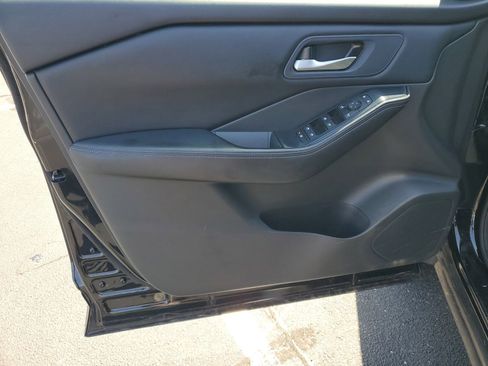 Used 2024 Nissan Rogue SV FWD image 8