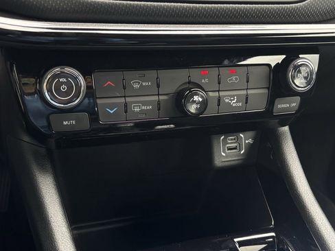 New 2026 Jeep Compass Latitude AWD/4WD image 17