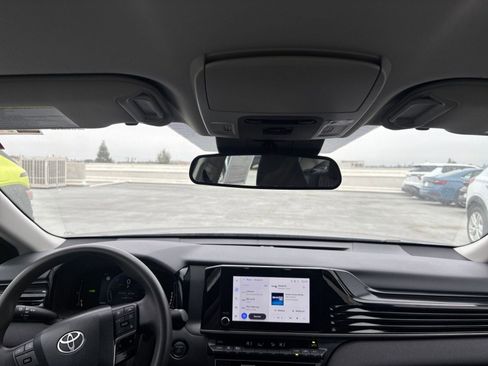 Used 2025 Toyota Camry LE image 31