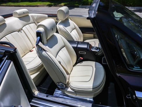 Used 2015 Rolls-Royce Phantom Drophead Coupe image 30