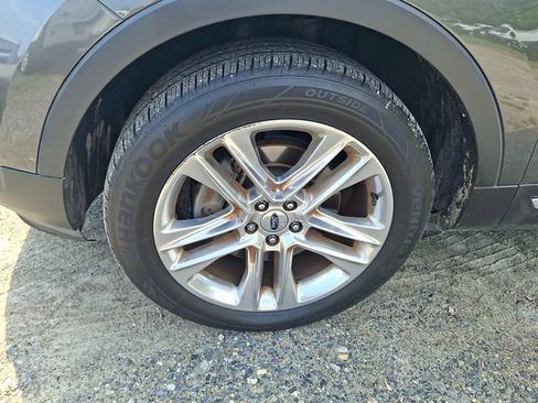 Used 2017 Ford Explorer XLT w/ Equipment Group 202A AWD/4WD image 4