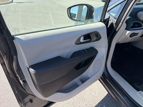 Used 2023 Chrysler Pacifica Touring-L image 13