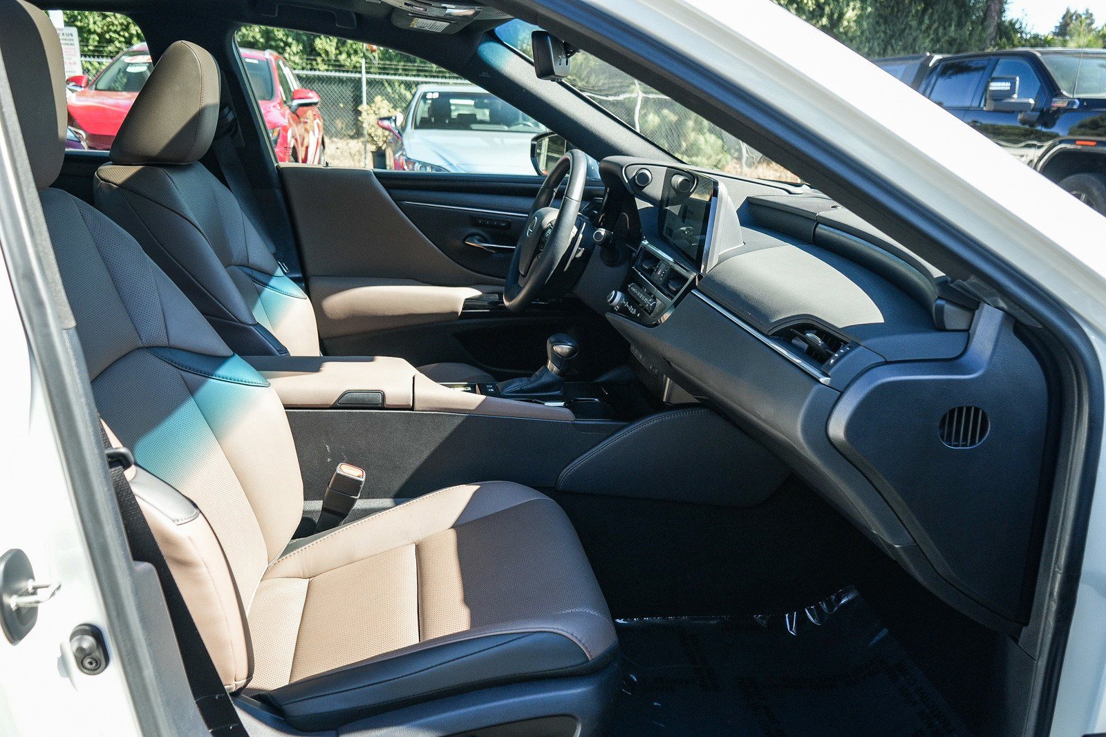 Used 2025 Lexus ES 300h w/ Premium Package FWD image 16