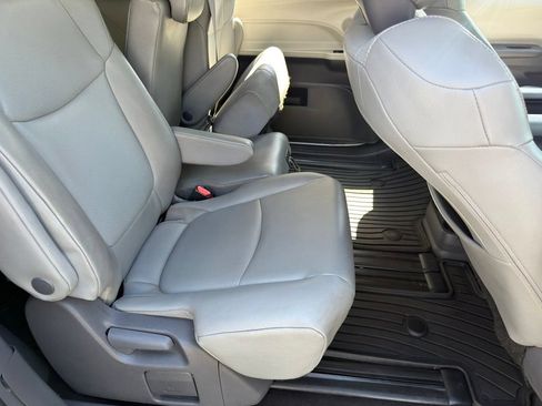 Used 2021 Toyota Sienna XLE FWD image 23
