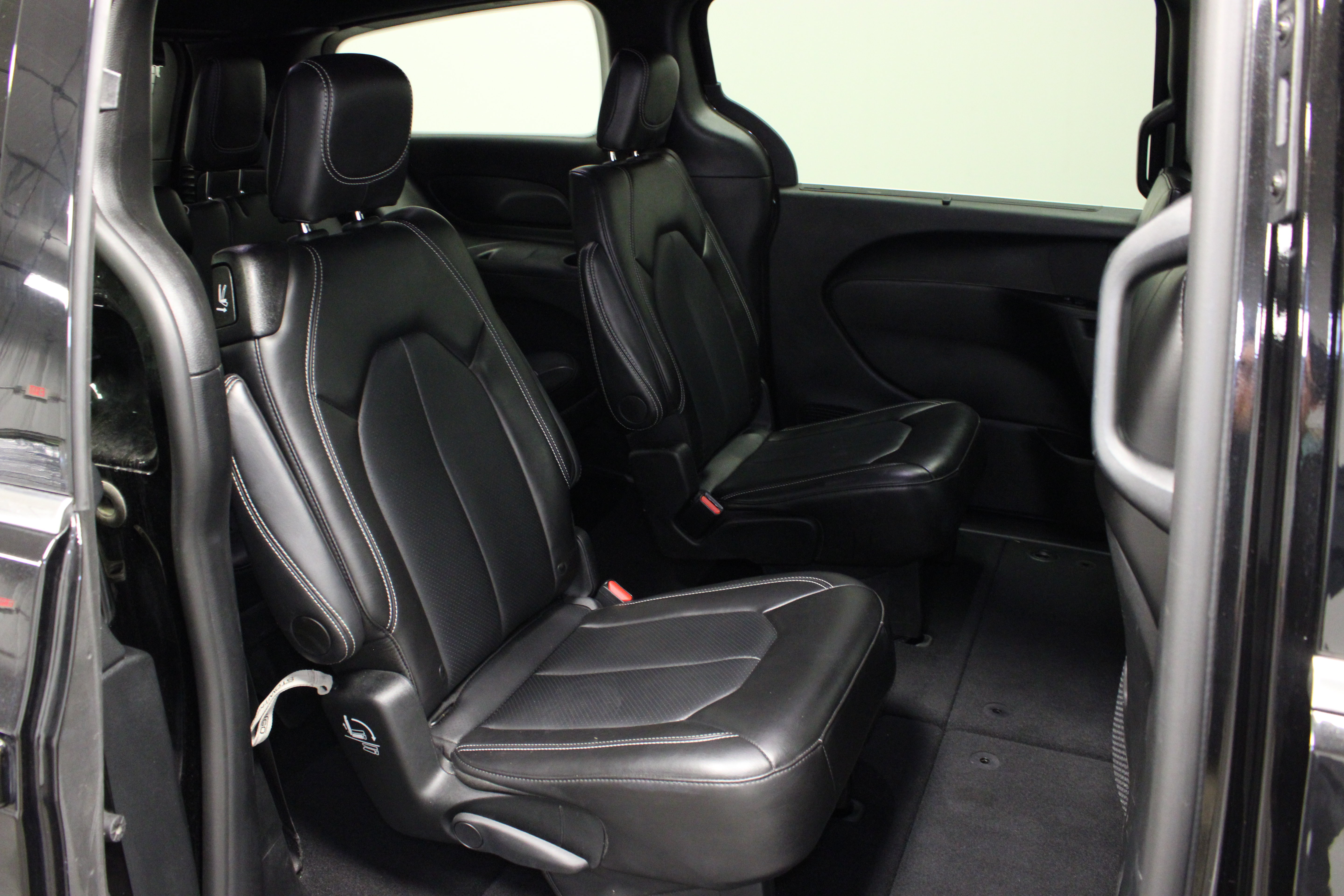 Used 2025 Chrysler Pacifica Select FWD image 15