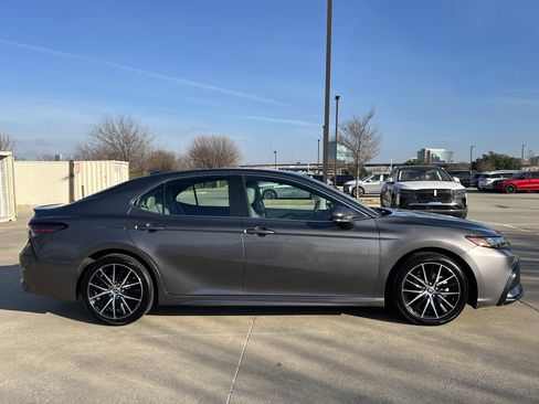 Used 2021 Toyota Camry SE w/ Convenience Package image 10