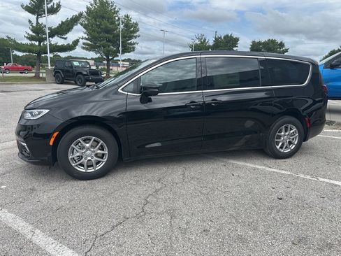 New 2025 Chrysler Pacifica Select w/ Uconnect Theater Family Group image 16