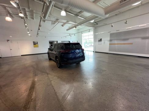 Used 2025 Nissan Rogue SV FWD image 16
