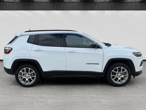 Used 2023 Jeep Compass Latitude AWD/4WD image 6