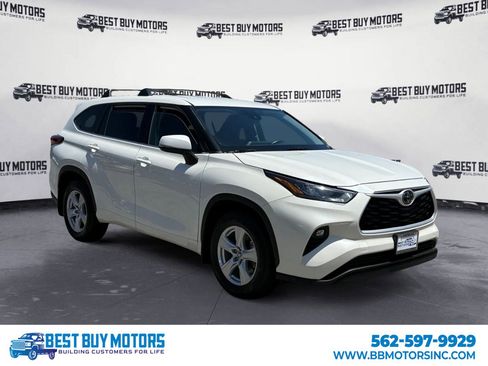 Used 2020 Toyota Highlander LE image 1