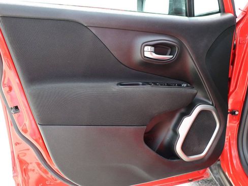 Used 2021 Jeep Renegade Latitude w/ Luxury Group II AWD/4WD image 12