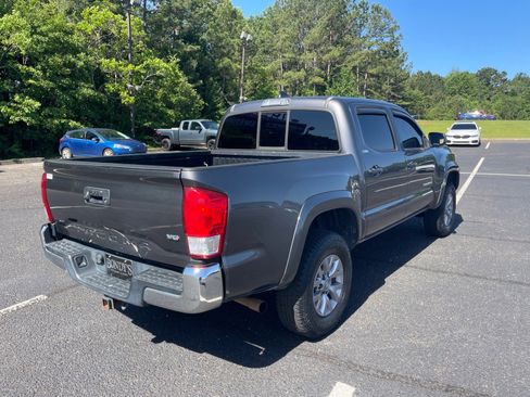 Used 2017 Toyota Tacoma SR5 w/ Tow Package RWD image 17