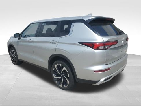 Used 2024 Mitsubishi Outlander SE image 3