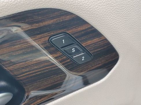 Used 2023 Chrysler Pacifica Limited FWD image 17