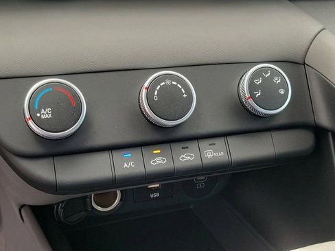 Used 2025 Hyundai Elantra SE w/ Cargo Package image 25