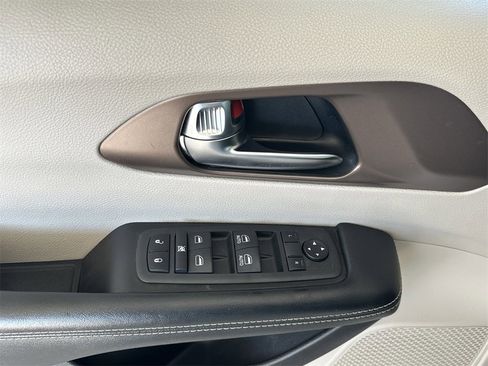 Used 2022 Chrysler Voyager LX image 12
