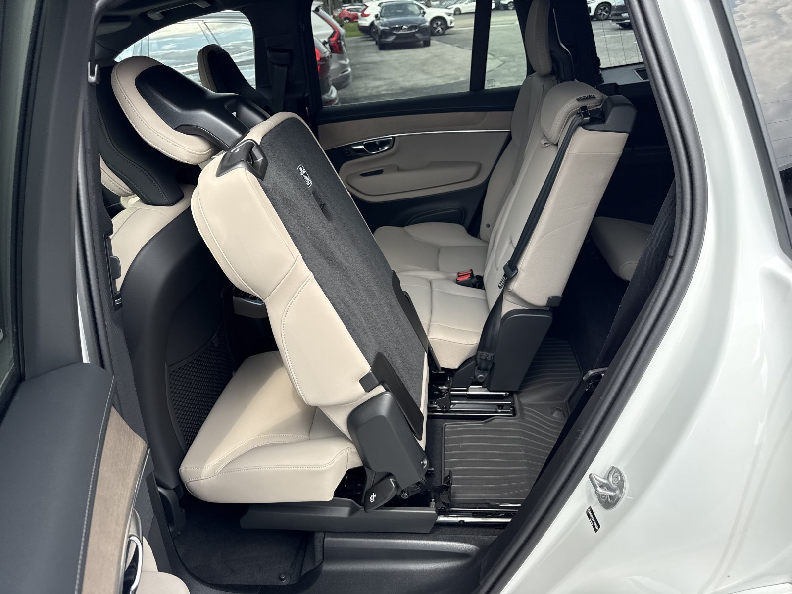 New 2026 Volvo XC90 T8 Plus w/ Protection Package Premier AWD/4WD image 14