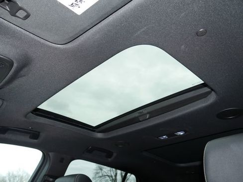 Used 2022 Chevrolet Traverse LT w/ LT Premium Package AWD/4WD image 3