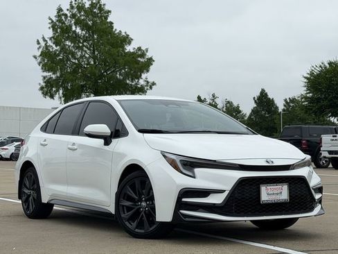 Used 2025 Toyota Corolla SE FWD image 2