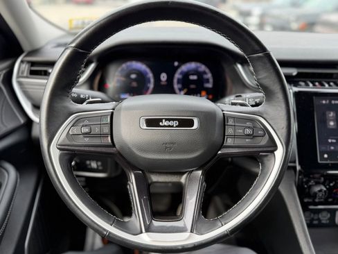 Used 2022 Jeep Grand Cherokee Laredo w/ Luxury Tech Group I AWD/4WD image 11