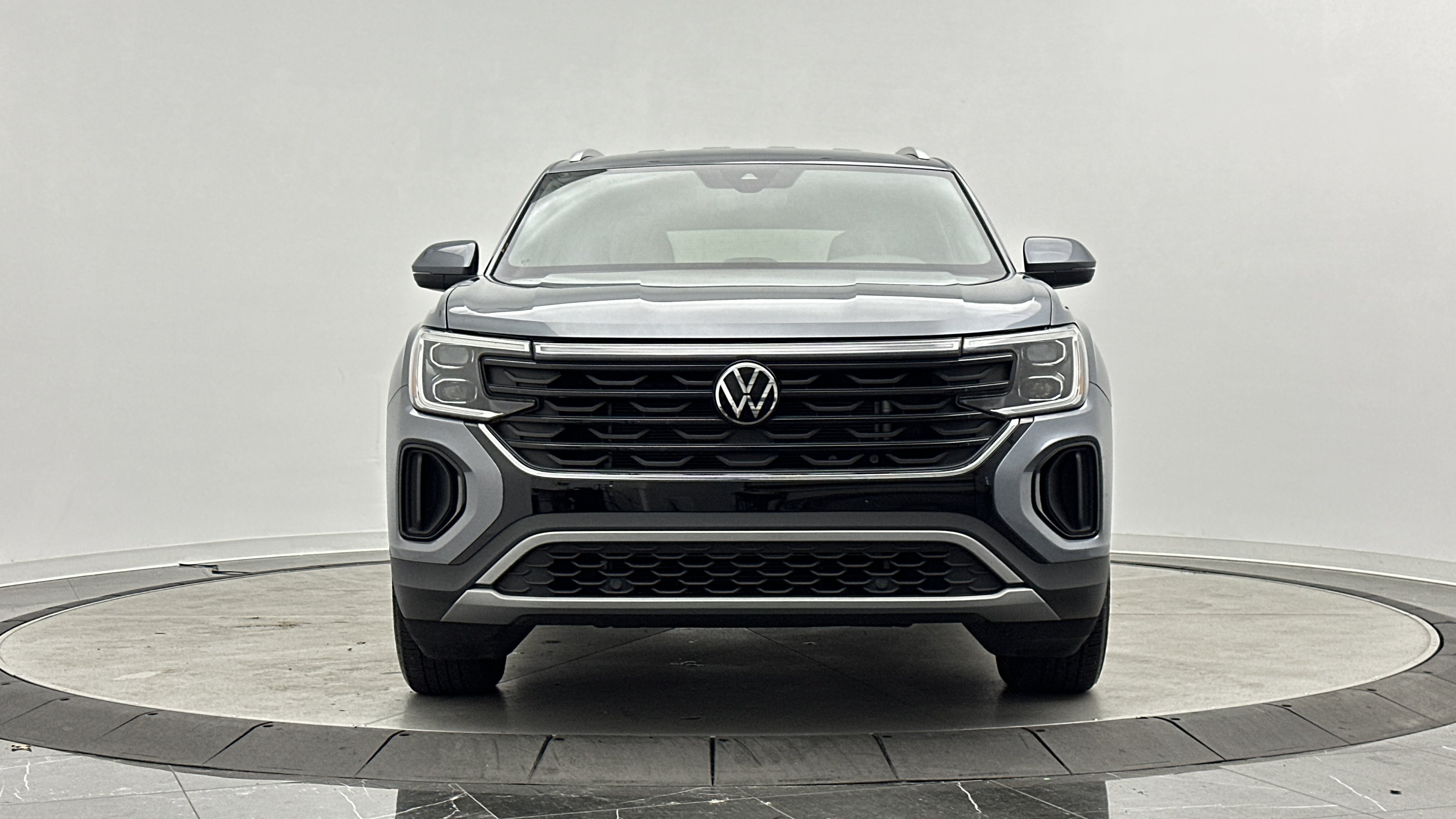 Used 2024 Volkswagen Atlas Cross Sport SE FWD image 2