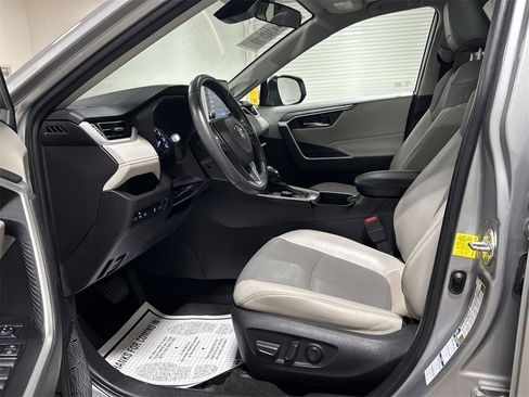 Used 2022 Toyota RAV4 XLE Premium image 19