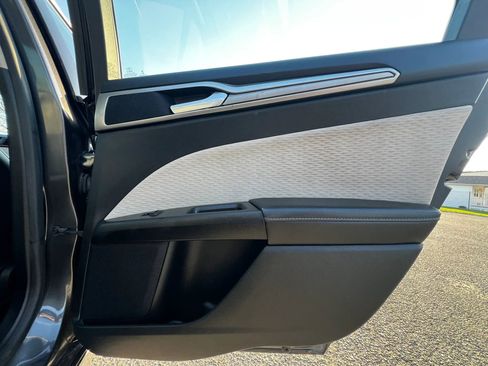 Used 2020 Ford Fusion SE w/ Equipment Group 151A image 16