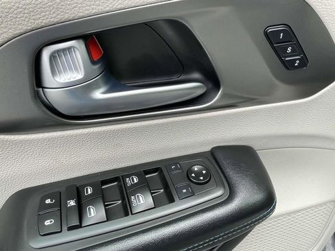 Used 2021 Chrysler Pacifica Touring-L image 18