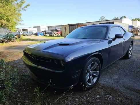 Used 2019 Dodge Challenger SXT RWD image 2
