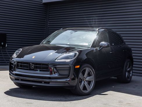 Certified 2026 Porsche Macan AWD/4WD image 1