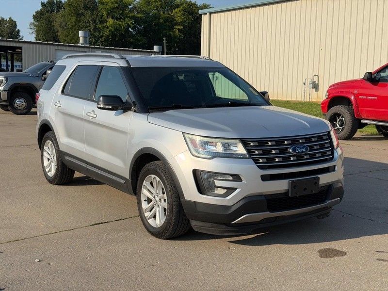 Used 2017 Ford Explorer XLT FWD image 1