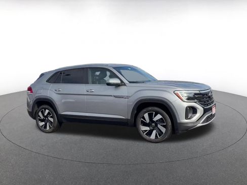 Used 2025 Volkswagen Atlas Cross Sport SE image 2