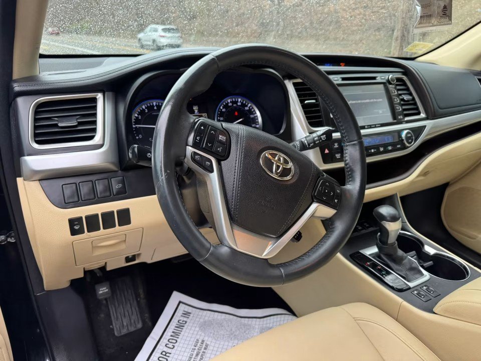 Used 2016 Toyota Highlander XLE AWD/4WD image 10