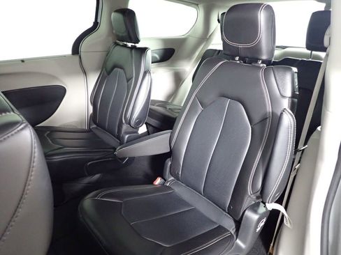Used 2023 Chrysler Pacifica Touring-L FWD image 39