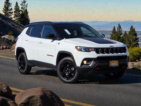 Used 2023 Jeep Compass Trailhawk image 2