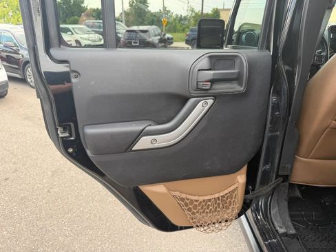 Used 2015 Jeep Wrangler Unlimited Rubicon w/ Dual Top Group AWD/4WD image 29