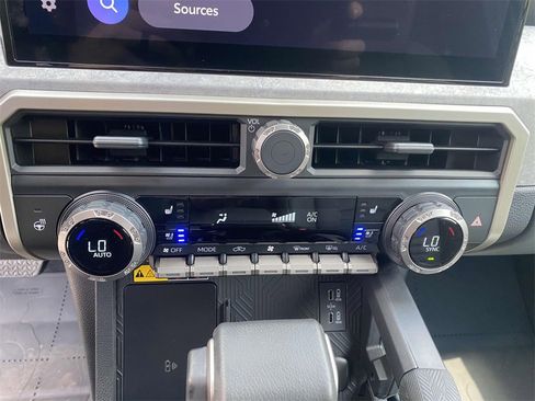 Used 2025 Toyota Tacoma Trailhunter image 30