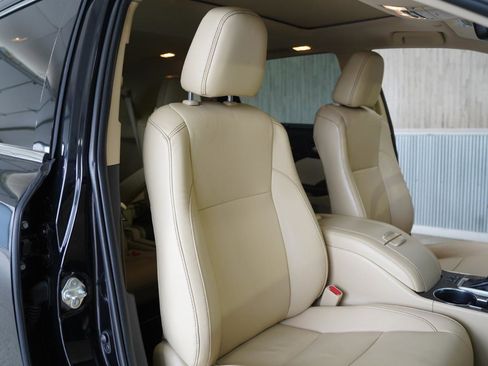 Used 2019 Toyota Highlander XLE image 28