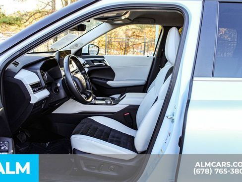 Used 2025 Mitsubishi Outlander SE image 17