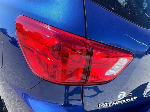 Used 2019 Nissan Pathfinder SL AWD/4WD image 32