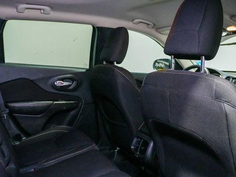 Used 2016 Jeep Cherokee Latitude FWD image 22