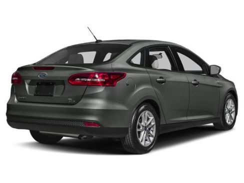 Used 2018 Ford Focus SEL w/ Cold Weather Package FWD image 2