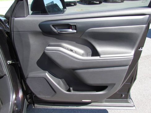 Used 2022 Toyota Highlander XLE AWD/4WD image 20