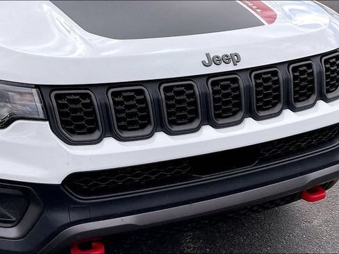 Used 2025 Jeep Compass Trailhawk AWD/4WD image 31