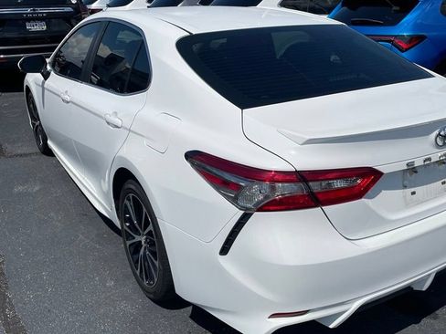 Used 2018 Toyota Camry SE w/ Convenience Package FWD image 3