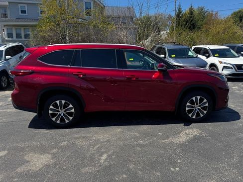 Used 2022 Toyota Highlander XLE AWD/4WD image 7